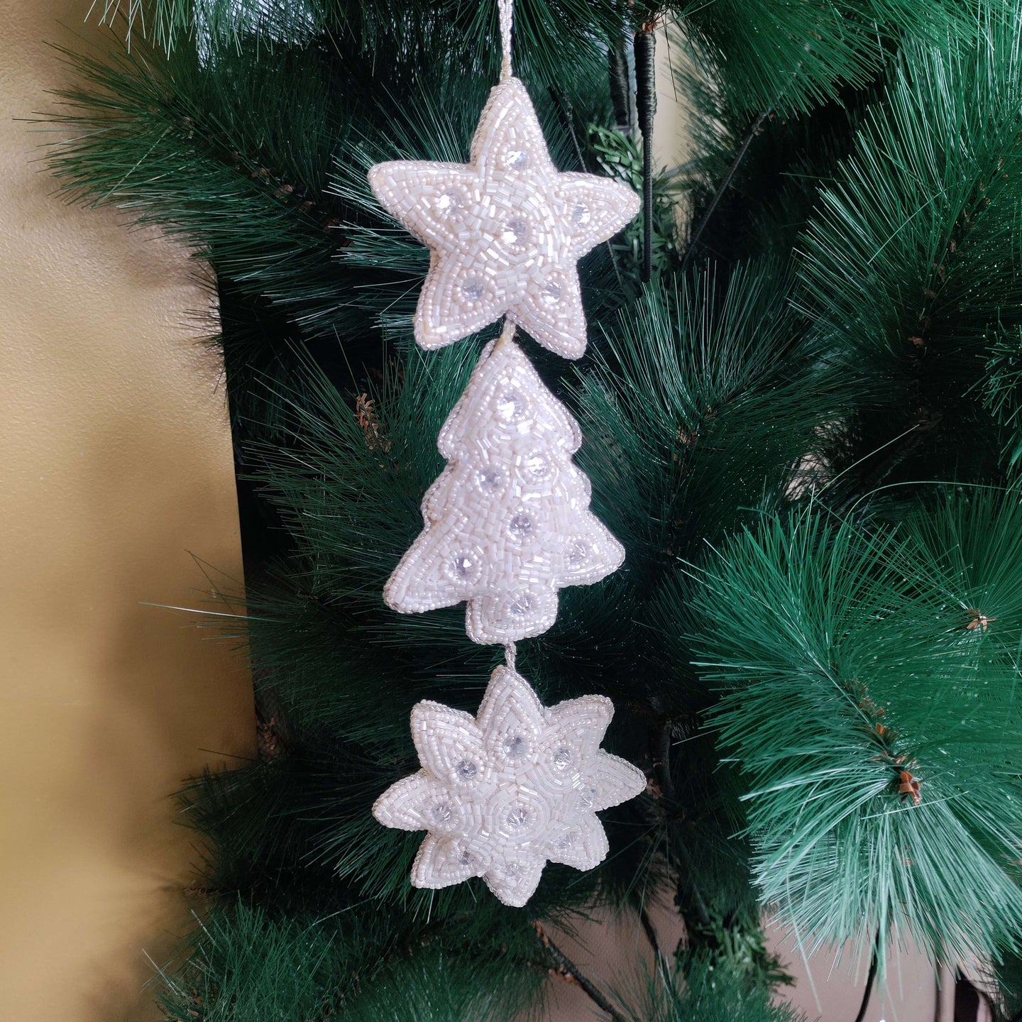 Snowy Trio – White Beaded Christmas Garland